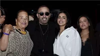 أحمد السقا يحتفل مع والدته بالعرض الخاص لفيلم خلي بالك من نفسك