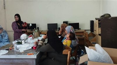 مركز شباب الجناين ينظم دورة للمشغولات اليدوية لتمكين الفتيات وتنمية مهاراتهن 