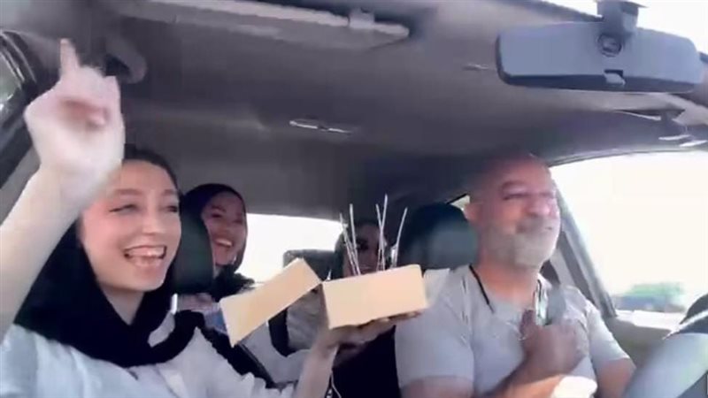 ابنة تحتفل بعيد ميلاد