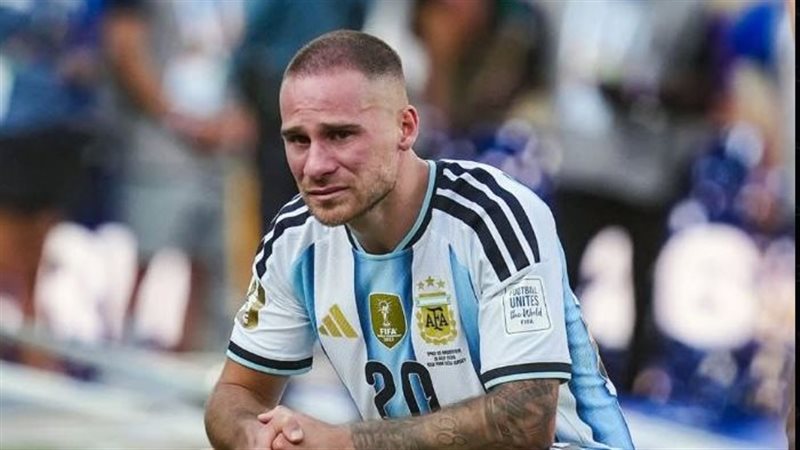 ماك أليستر لاعب وسط