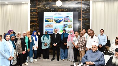 محافظ أسوان يهنئ العاملين بديوان المحافظة بتفوق أبنائهم في الدراسة