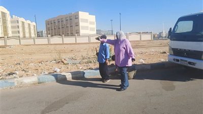حي عتاقة بالسويس يواصل حملات النظافة المكثفة بشارع المنتدى وطريق الخدمة 
