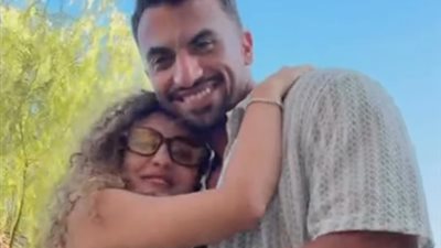 بأغنية عمرو دياب الجديدة.. منة عدلي القيعي تغازل زوجها يوسف حشيش