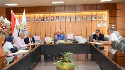 جامعة أسيوط تعقد اجتماعًا لبحث سبل تعزيز دعم الطلاب المستحقين