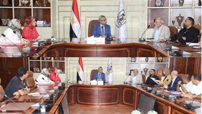 محافظ بنى سويف يناقش مقترحات ورؤى للمساهمة في دعم المصانع وتشجيع التوسع |صور
