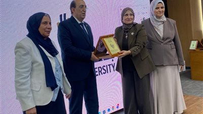 نقيب التمريض تستعرض التعريف الجديد للمهنة خلال مؤتمر علمي دولي بجامعة السلام