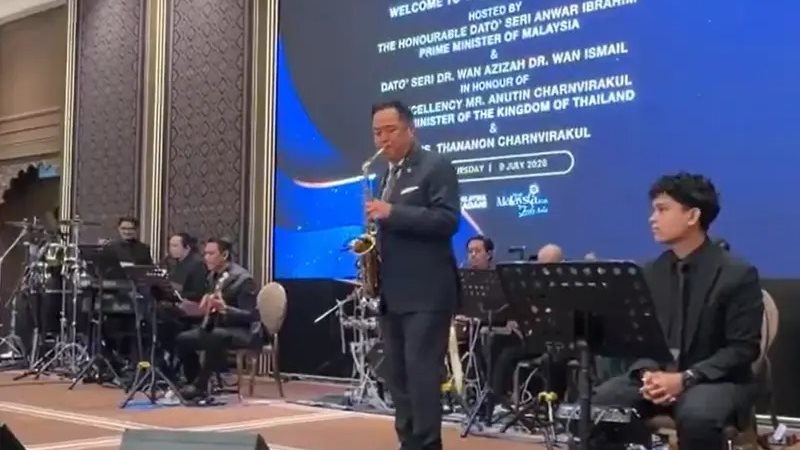 رئيس الوزراء التايلاندي يغني أمام رئيس وزراء الصين