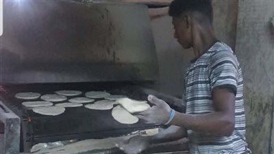 بين ألسنة اللهب.. النوبي أصغر خباز بالأقصر يتحدى الحرارة من أجل لقمة العيش