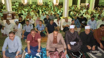 محافظ سوهاج يؤدي صلاة الجمعة بمسجد الشرطة بمدينة ناصر