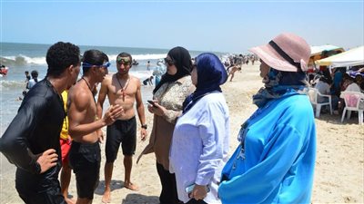 عقب ارتفاع الأمواج .. رئيس مدينة بورفؤاد تتفقد الشاطىء لمتابعة تنفيذ الحظر  