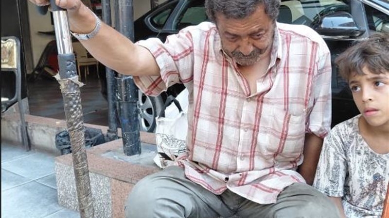 أبنته تركته بالشارع