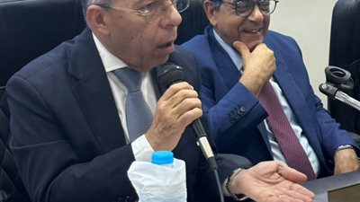 رئيس اتحاد المهن الطبية يطالب بوقف التوسع في كليات الطب