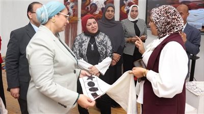 المستشارة أمل عمار تشهد معرض النسيج الذكي بجامعة كفر الشيخ