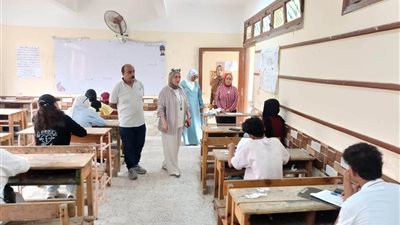 وكيل المديرية  تتفقد لجان الدور الثاني للإعدادية بالسويس 