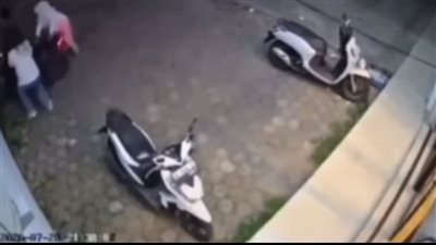 سرقة انتهت بـ«علقة ساخنة».. لص حاول سرقة آيفونين فوقع في قبضة سيدتين
