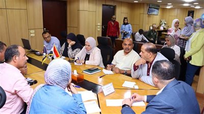 محافظ دمياط يناقش تطوير خدمات المياه والصرف الصحي وخطط التوسع 