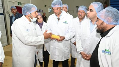 وزير الصناعة يتفقد 4 مصانع بالإسماعيلية باستثمارات تتجاوز 2 مليار جنيه