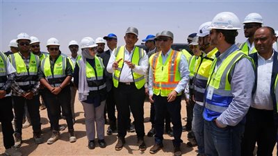 وزير العمل يتفقد مشروع رياح رأس غارب ويؤكد دعم الاستثمار وفرص العمل