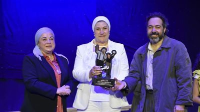 طاقم مسرحية “دهب” يكرم سحر السنباطي لدور “القومي للطفولة” في نشر الوعي