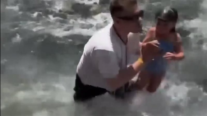شاب ينقذ طفلة من