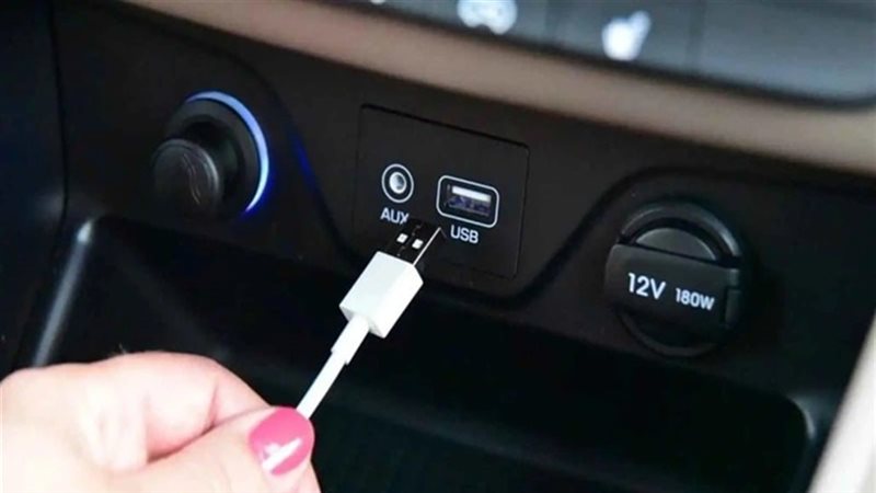 منفذ USB في السيارة 