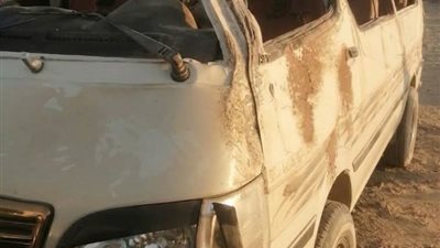 إصابة 5 أشخاص في انقلاب ميكروباص بطريق السخنة في السويس