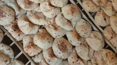 الخصم المباشر يثير التساؤلات.. والتموين تحسم مصير سعر الخبز