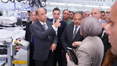 جولة لوزير العمل ومحافظ الشرقية بمصنع 