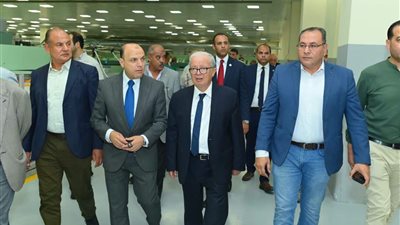 نائب رئيس مجلس الوزراء للشؤون الاقتصادية ومحافظ الغربية يجريان جولة ميدانية بالمصانع الجديدة