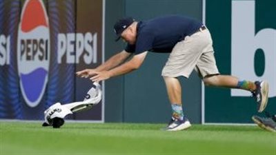 لم يستطيعوا مطاردته.. سنجاب يوقف مباراة ويخطف الأضواء من اللاعبين