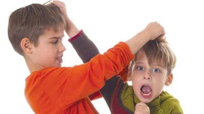 ضرب الطفل لنفسه أثناء نوبات الغضب.. سلوك مؤقت أم مؤشر يستدعي القلق؟