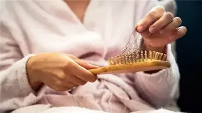 تساقط الشعر يبدأ قبل ظهوره.. خبراء يدعون للكشف المبكر لحماية البصيلات