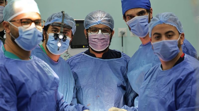 جانب من الفريق الطبي