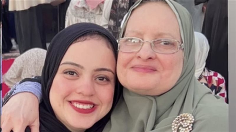 الفتاة ووالدتها الراحلة