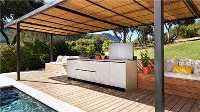صيف يدوم طول العام.. أفضل تصميمات مطابخ خارجية بسقف لموضة 2026