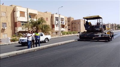 مديرية الطرق تواصل أعمال رصف حي بدر بمدينة طور سيناء