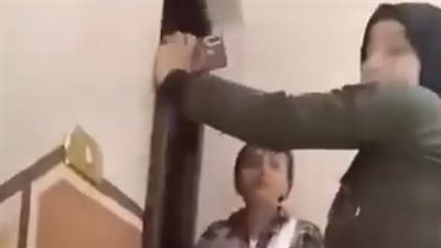 طرقات على الأبواب بدلا من رسائل الهاتف.. فيديو لمندوبي تحصيل القروض يثير جدلا