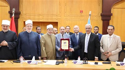 مجلس جامعة الأزهر يكرم رئيس الجامعة و10 قيادات أكاديمية لبلوغهم السن القانونية