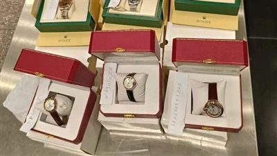جمارك مطار القاهرة تحبط محاولتي تهريب هواتف محمولة وساعات وحقائب فاخرة|صور  