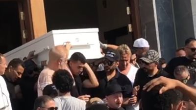 بحضور هنا الزاهد وعمرو مصطفى.. لقطات من جنازة والد تامر حسني
