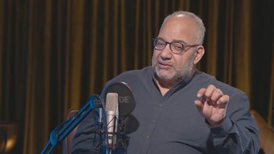 بين عتاب وإشادة.. ماذا قال بيومي فؤاد عن نجوم الوسط الفني
