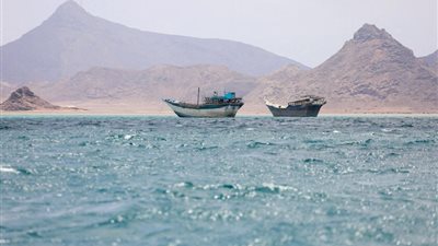 بعد تقارير عن رسوم عبور.. الحوثيون يؤكدون: المرور عبر باب المندب مجاني
