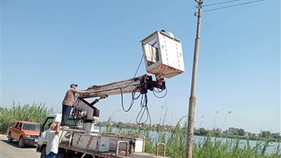 صيانة مكبرة لكشافات الإنارة بطريق «جسر النيل» في الرحمانية