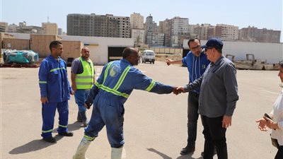 رئيس شركة الصرف الصحي بالإسكندرية يتفقد محطة التنقية الشرقية