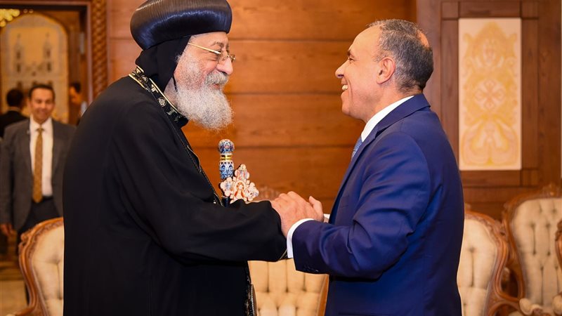 وزير الخارجية يقدم