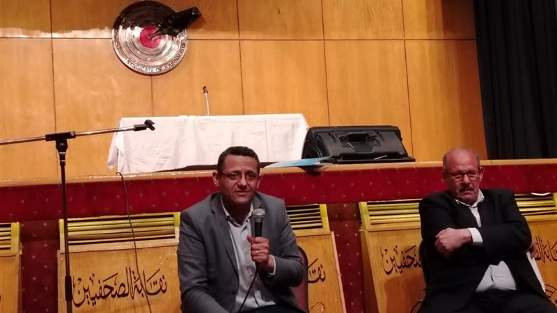 خلال الاجتماع