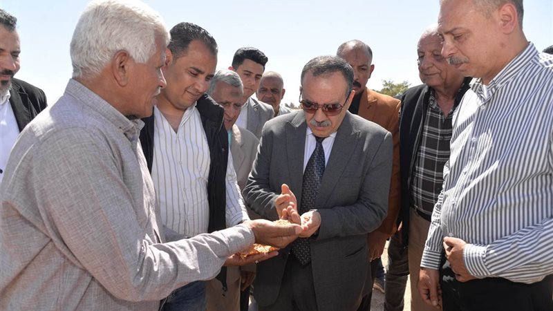 محافظ أسيوط أثناء
