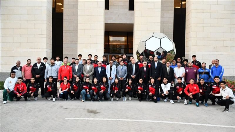 وزير الرياضة مع منتخب