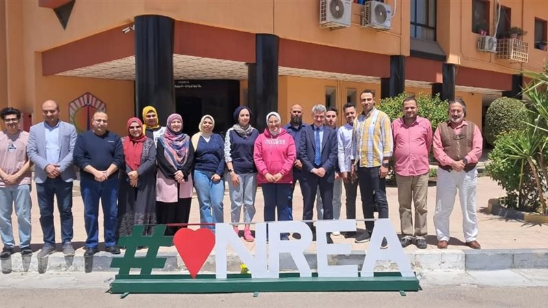 رئيس NREA مع المتدربين