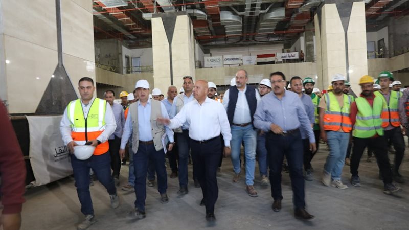 وزير النقل خلال جولته
